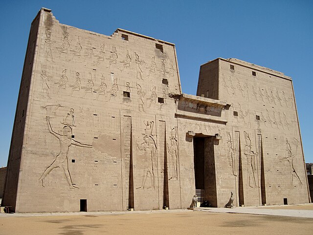 640px-Edfu_Tempel_Pylon_01.JPG