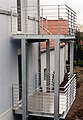 1. Een aangebouwd balkon op vier zware verzinkte balkonpalen.