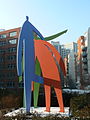 Mehrfarbige Figurengruppe vom Düsseldorfer Künstler Klaus Richter vor Hochhausgruppe der ABC West