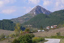 Село Филиповци в полите на връх Драговски камък