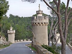 Sur la route d'accès à l'abbaye s'étend un chemin de croix constitué par des tourelles.