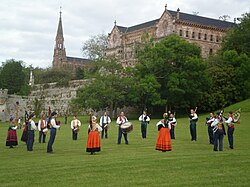 Banda de gaitas frente al Palacio de Sobrellano en Comillas