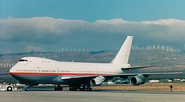 Un CF34-8 monté sur le pylône no 2 (intérieur) du Boeing 747-100 de tests de General Electric, à Mojave Airport, en 2002.