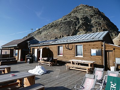 Die Georgys Hütte, im Hintergrund der Piz Languard.