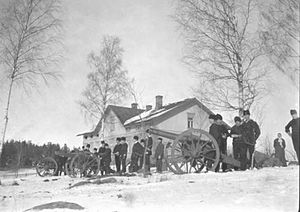 Ruotsalaisia sotilaita harjoittelemassa valkoisten käyttämillä tykeillä Haraldsbyssä.