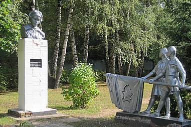 Monumento a Yevguenia Rúdneva en el patio de la escuela N.º 14, en Saltykovka, localidad de Balashija, óblast de Moscú.
