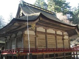 La tipica forma della parte posteriore di un tetto Hiyoshi-zukuri