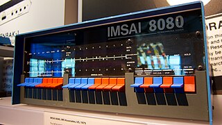 IMSAI 8080 – feltűnőek a vezérlőpanel színes kapcsolói