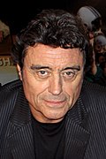 Ian McShane dans le rôle de Leigh Emerson