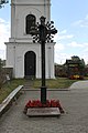 Monumentalus kryžius šv. Kazimierui atminti, pastatytas 1984 m. bažnyčios šventoriuje