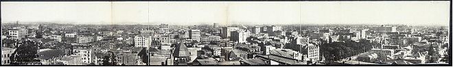 Photo panoramique en noir et blanc, prise d'un point élevé ; on voit les toits de Los Angeles