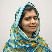 Lila rosett + deltagarpris: En bild på Malala Yousafzai.