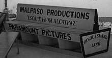 Photographie d'un banc de promotion construit par la "Malpaso" pour la distribution de L'évadé d'Alcatraz : y est inscrit, dessus, « Malpaso Productions » ou encore « Escape from Alcatraz » ainsi que « Paramount Pictures »