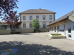 Photographie en couleurs de l'école publique.