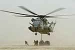 重量物の吊下を準備するCH-53E