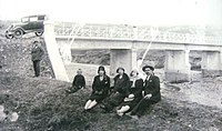 Milton Manaki (první zprava) se snoubenkou Vasilikijou Daukou a dalšími příbuznými, Grevena, 1928