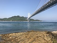 因島大橋記念公園より望む向島と因島大橋。右奥は横島と田島
