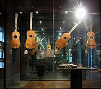 Guitares du XVIIe siècle avec au second plan celles de la famille Voboam.