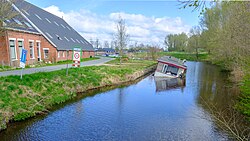 Halfgezonken woonboot in de Zuidwending bij Nieuwbrug