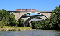 62. Platz: Hilarmont mit Die Oberen Illerbrücken in Kempten, hinten die verhüllte König-Ludwig-Brücke