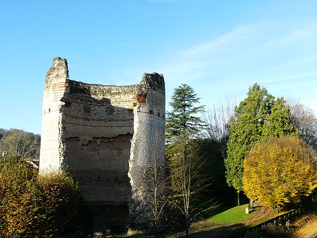 La tour de Vésone, principal vestige de la cité antique de Vesunna.