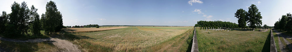 Panoramiczny widok na cmentarz oraz pola