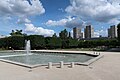 Die Fontäne im Parkzentrum mit dem Lycée Claude-Monet und dem Turm Italie 13 im Hintergrund.