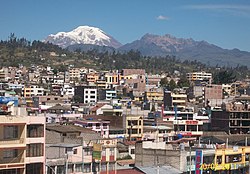 Blick über den Ort Pelileo; der Chimborazo im Hintergrund