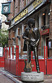 Lynotten estatua, Dublingo Harry Street kalean dagoen Bruxelles tabernaren kanpoaldea.