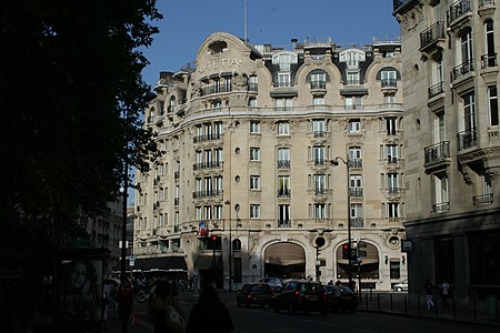 El Hôtel Lutetia (1910), diseñado por Louis-Charles Boileau, destinado originalmente a los clientes acaudalados de los grandes almacenes Le Bon Marché.