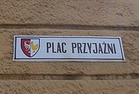 Tablica informacyjna na słubickim Placu Przyjaźni (z lewej stary herb miasta).