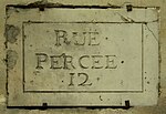 Plaque de pierre de liais conforme aux ordonnances de 1729 avec le numéro du quartier (actuelle rue du Prévôt)