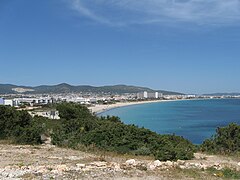 La Platja d'en Bossa guardando a nord verso la città di Ibiza