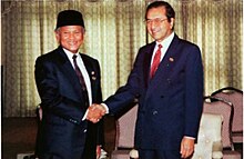 Habibie met with Malaysian Prime Minister Mahathir Mohamad Presiden Indonesia B. J. Habibie & Perdana Menteri Malaysia Mahathir Mohamad pada KTT APEC 1998.jpg