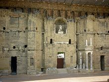 Le mur de scène du théâtre d'Orange avec la statue d'Auguste