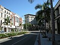 Two Rodeo links, Hotel Beverly Wilshire im Hintergrund, Bulgari-Boutique hinten rechts, Louis Vuitton-Boutique vorne rechts