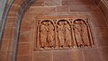 Äusseres südliches Seitenschiff. Aposteltafel mit disputierenden Aposteln. Relief, um 1200 Sandstein.[18]