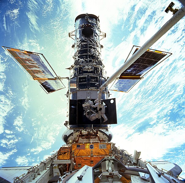 Ficheiro:STS-103 Hubble EVA.jpg