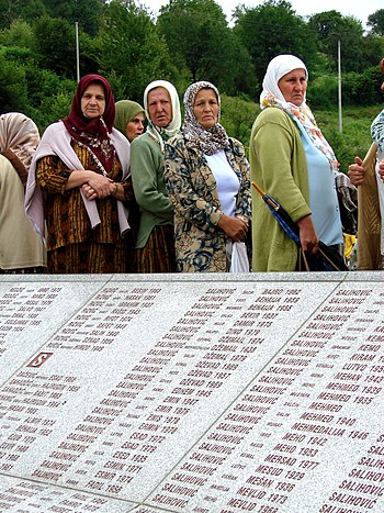 English: Women at the monument for victims of ...