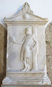 Stèle d'un jeune soldat. Style hérité du classicisme. Rhodes, IIe siècle. MArch, Rhodes