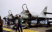 Dassault-Breguet Super Etendard di atas kapal induk Prancis Clémenceau.