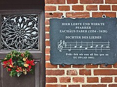 Gedenktafel am Pfarrhaus zu Ehren von Pfarrer Faber