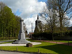 Le monument aux morts, l'église et l'arbre de la liberté