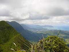 コオラウ山脈の山稜と東海岸。右にカネオヘの街。