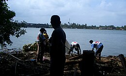 Tsunami 26-12-2004 - Kallady, Batticaloa (Kallady Bridge in background).JPG