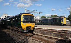 De GWR treinstellen 165121 en 387153 in Twyford respectievelijk naar Henley en Londen.