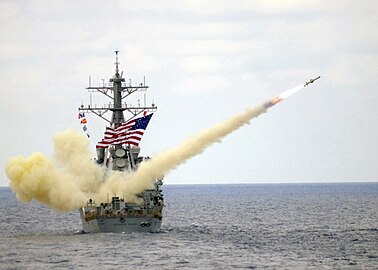 Lancement d'un missile Harpoon depuis le destroyer lance-missiles USS Donald Cook.