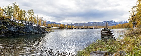 Bron över Ubmasjåhkå vid inloppet i Áhkájávrre.