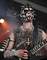 Peterskors, som er vanlig i katolsk kirkekunst, kan symbolisere «anti-kristendom» i satanistiske miljøer. Bildet viser den norske black metal-gitaristen «Enzifer» med opp-ned-vendt kors og okkultistisk pentagram.