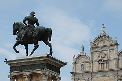 Բարտոլոմեո Կոլլեոնիի հուշարձան (1488), հետևում երևում է Սան Մարկո Սկուոլան